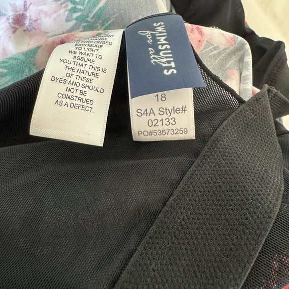 Floral one piece with flutter sleeves - Picture 3 of 4